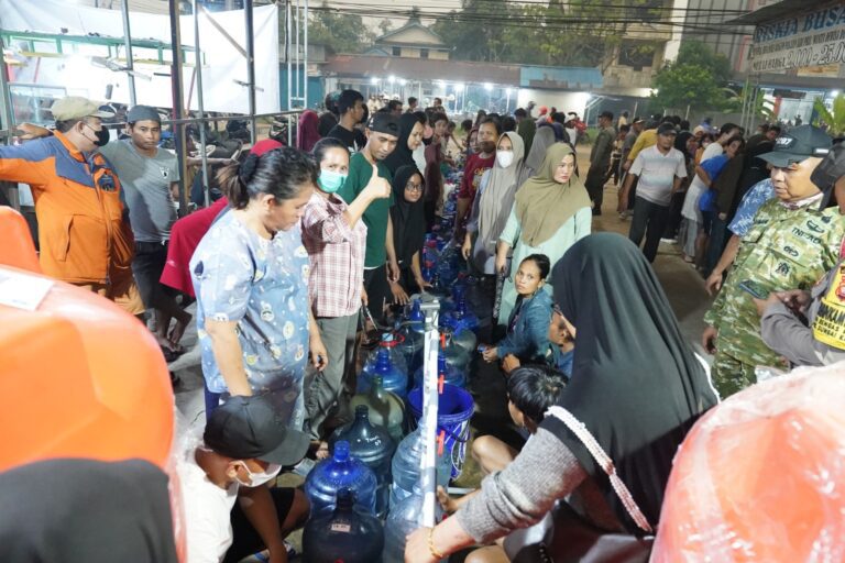 Keluhan Warga Langsung Direspons Cepat, Ria Norsan Terjunkan Air Bersih ke Rengas Kapuas