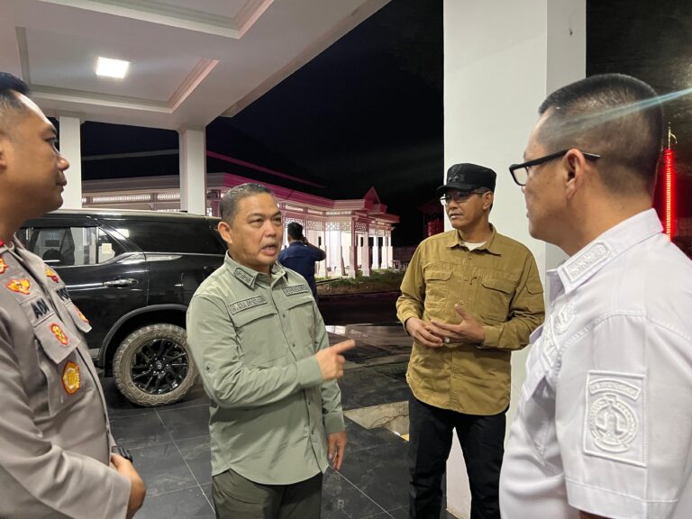 Kobar Api Bukit Peramas Tak Kunjung Padam, Gubernur Ria Norsan Turun Langsung ke Kayong Utara