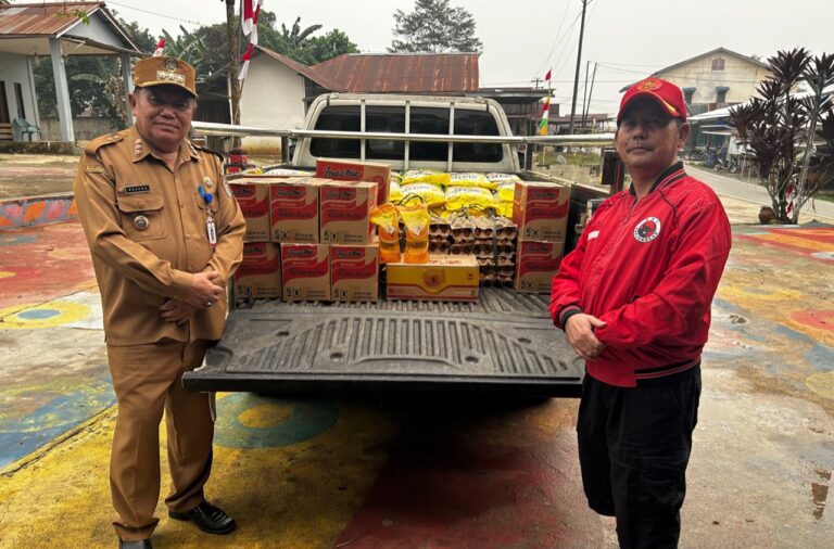 Wujud Kepedulian Sesama, Tokoh Masyarakat Alpian Beot Salurkan Bantuan Tanggap Bencana di Mempawah Hulu
