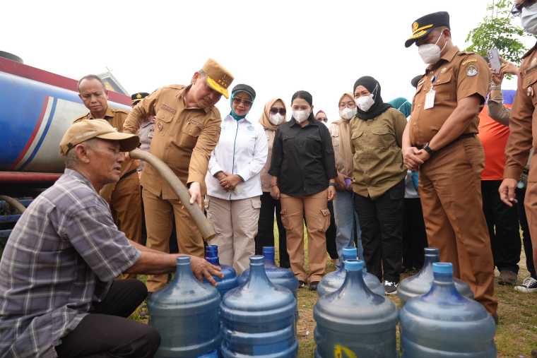 Atasi Dampak Kemarau, Pemprov Kalbar Salurkan Air Bersih dan Sembako Murah di Ketapang