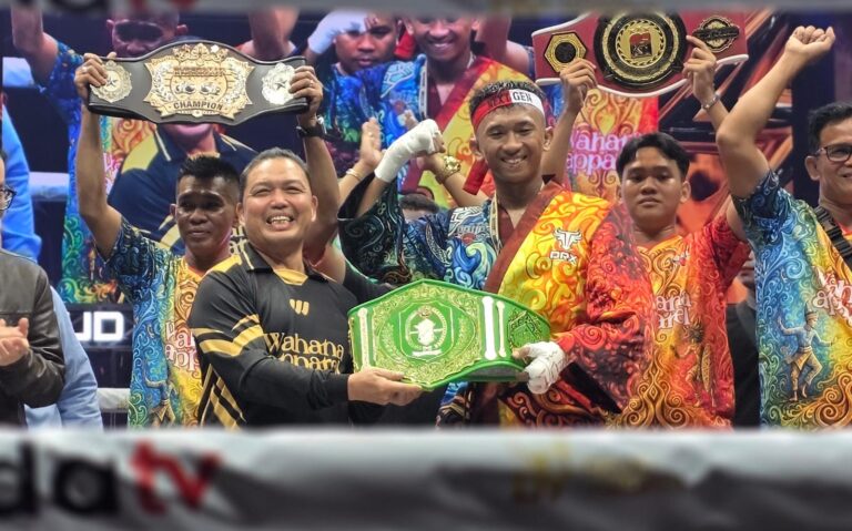 Gubernur Ria Norsan Serahkan Sabuk Emas Akcaya Kalbar, Puji Kemenangan KO Leonardo Yordan atas Petinju Thailand